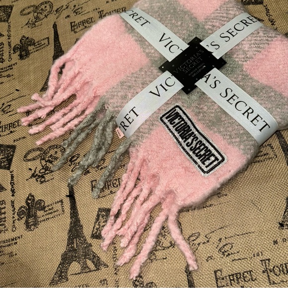 Victoria'S Secret NWT! Grey Pink Plush Plaid Scarf One Size - Picture 9 of 9